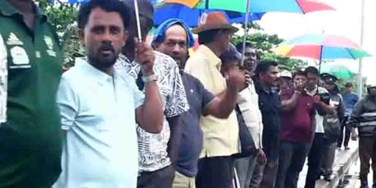 මාළු අල්ලන එක පැත්තක තියා මාදැල් ධීවරයන් ජනාධිපති ලේකම් කාර්යාලය ඉදිරිපිට විරෝධයේ! දවස් දෙකක් ඉන්නවාලු! VIDEO I Sri Lanka Latest News
