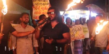 ගම්පහ සජබ සංවිධානය පන්දම් පත්තු කරගෙන මහ රෑ පාරට බසී! VIDEO I Sri Lanka Latest News