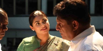 මේ අයට කරන්න පුළුවන් තණකොළ කපන-වැසිකිළිවලට මුල්ගල් තියන වගේ පොඩි වැඩ! ඩොලර් හොයන්න-ආයෝජන ගේන්න-රට ඉස්සරහට ගෙනියන්න වගේ ලොකු වැඩ කරන්න මේ අයට බෑ! ඒ ලොකු වැඩ කරන්න නායකයෙක් එනවා සජිත් ප්‍රේමදාස කියලා! එතුමා හොඳ රටක් හදලා දෙයි! VIDEO I Sri Lanka Latest News