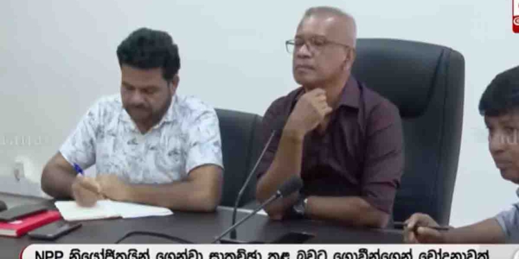 වීවලට හරි මිලක් පොහොර ඉල්ලා රට වටේම ආණ්ඩුවට එරෙහිව ගොවියො පාරට බහිද්දී  ලාල්කාන්තලා-නාමල් කරුණාරත්නලා මාලිමාවෙ ගොවියො ටිකක් කොළඹට ගෙන්නලා සාකච්ඡා කරලා! ඇත්ත ගොවියන්ට යකා නැගලා! මීට පස්සේ ඔය සෙල්ලම් නම් දාන්න එපා! VIDEO I Sri Lanka Latest News