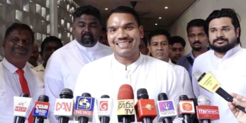 ඉස්පිරිතාල පිරිලා ඉතිරිලා ගිහින්! ආණ්ඩුවට ඩෙංගු මර්දනයට කිසිම වැඩපිළිවෙළක් නෑ! මාලිමාවට බලය තියෙන ප්‍රාදේශීය සභාවල අමුතු දුම් ගැහිල්ලක් ගැන නාමල්ගෙන් හෙළිදරව්වක්! I Sri Lanka Latest News