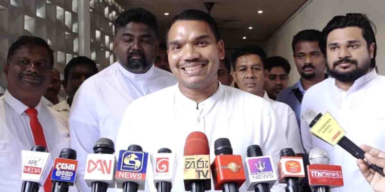 ඉස්පිරිතාල පිරිලා ඉතිරිලා ගිහින්! ආණ්ඩුවට ඩෙංගු මර්දනයට කිසිම වැඩපිළිවෙළක් නෑ! මාලිමාවට බලය තියෙන ප්රාදේශීය සභාවල අමුතු දුම් ගැහිල්ලක් ගැන නාමල්ගෙන් හෙළිදරව්වක්! I Sri Lanka Latest News
