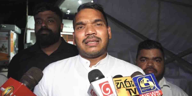 මේ දවස්වල ආණ්ඩුවේ හැම ගිණුමකින්ම සල්ලි යන්නේ වැරදි ගිණුම්වලට! නැත්නම් ඩබල් පේමන්ට්! PHOTOS I Sri Lanka Latest News