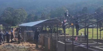 ජාත්යන්තර ක්රීඩාංගණයක් හදන්න වෙන් කරපු නුවරඑළිය මහනගර සභා ක්රීඩාංගණයේ දිට්වාවලින් අවතැන්වූවන්ට පුංචි පුංචි ගෙවල් පේළියක් ගහන්න පටන් අරන්! වහාම නවත්වන්නැයි ඉල්ලීම්! PHOTOS I Sri Lanka Latest News