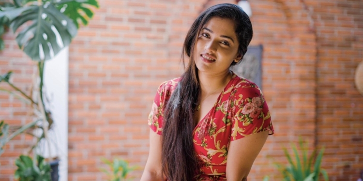 ෆස්ට් ටයිම් කොල්ලෙක්ව කරට ගත්තේ…! කොල්ලා මට වඩා කොටයි…! ලොකු වෙනසක් දැනුණා…! චනුෂි දෙව්මිණි I Sri Lanka Latest News