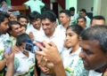 නාමල් කරුණාරත්නගේ එහෙන් කෙහෙල් කොටන් දැම්මාම මෙහෙන් ඇඳුම් එන මැෂිම ගැන විපක්ෂනායක සජිත් මහනුවර තරුණ සමුළුවේදී කතා කරයි! කෙහෙල් කොටෙන් ඇඳුම් හදන්න කලින් අඩුම තරමේ රටේ ඇති ඇඟලුම් කර්මාන්තශාලා රැකගන්න කටයුතු කරන්න! VIDEO & PHOTOS I Sri Lanka Latest News