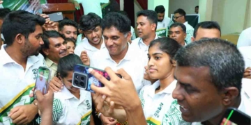 නාමල් කරුණාරත්නගේ එහෙන් කෙහෙල් කොටන් දැම්මාම මෙහෙන් ඇඳුම් එන මැෂිම ගැන විපක්ෂනායක සජිත් මහනුවර තරුණ සමුළුවේදී කතා කරයි! කෙහෙල් කොටෙන් ඇඳුම් හදන්න කලින් අඩුම තරමේ රටේ ඇති ඇඟලුම් කර්මාන්තශාලා රැකගන්න කටයුතු කරන්න! VIDEO & PHOTOS I Sri Lanka Latest News