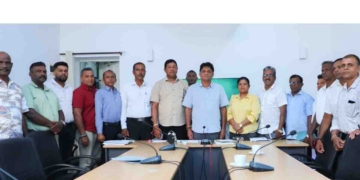 ලොකු වෙනසක් වේගෙනයි යන්නේ..! රටේ හැම ක්ෂේත්රයකම ජනතාව දැන් විපක්ෂනායකතුමා හමුවෙලා ප්රශ්න කියන්න පෝලිමේ විපක්ෂනායක කාර්යාලයට එනවා! මේ ඇවිත් තියෙන්නේ වරාය වෘත්තීය සමිති නියෝජිතයන්! VIDEO & PHOTOS I Sri Lanka Latest News