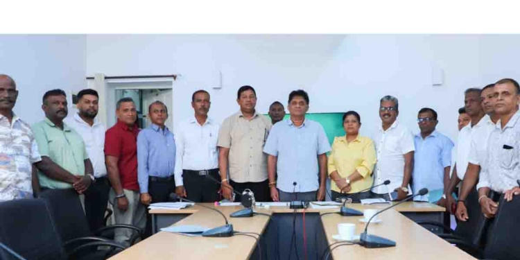 ලොකු වෙනසක් වේගෙනයි යන්නේ..! රටේ හැම ක්ෂේත්රයකම ජනතාව දැන් විපක්ෂනායකතුමා හමුවෙලා ප්රශ්න කියන්න පෝලිමේ විපක්ෂනායක කාර්යාලයට එනවා! මේ ඇවිත් තියෙන්නේ වරාය වෘත්තීය සමිති නියෝජිතයන්! VIDEO & PHOTOS I Sri Lanka Latest News