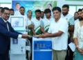 ලැබෙන මුදල් ගිණුම්වල දාගන්නේ නැතිව ජනතාවගේ යහපත වෙනුවෙන් වැය කරන ලංකාවේ එකම පක්ෂය! පාසල්වලට බස් රථ 89ක් දෙන්න ලක්ෂ 4342ක් වැය කළා! පාසල් 386කට ලක්ෂ 4310ක් වැය කරලා ස්මාර්ට් පන්ති කාමර දුන්නා! රෝහල් 77කට ලක්ෂ 2388ක් වැය කරලා සෞඛ්‍ය උපකරණ දුන්නා! ඊයෙත් ලක්ෂ 48ක් වැය කරලා මහනුවර ජාතික රෝහලට හිමෝ ඩයිලිසිස් යන්ත්‍රයක් දුන්නා! කතාවෙන් කියන දේ ක්‍රියාවෙන් ඔප්පු කරන එහෙම විපක්ෂයක් මීට කලින් ලංකාවේ තිබුණද? එහෙම විපක්ෂනායකවරයෙක් මීට කලින් ලංකාවේ හිටියද? ඒ තමයි සජිත්..! VIDEO & PHOTOS I Sri Lanka Latest News