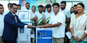 ලැබෙන මුදල් ගිණුම්වල දාගන්නේ නැතිව ජනතාවගේ යහපත වෙනුවෙන් වැය කරන ලංකාවේ එකම පක්ෂය! පාසල්වලට බස් රථ 89ක් දෙන්න ලක්ෂ 4342ක් වැය කළා! පාසල් 386කට ලක්ෂ 4310ක් වැය කරලා ස්මාර්ට් පන්ති කාමර දුන්නා! රෝහල් 77කට ලක්ෂ 2388ක් වැය කරලා සෞඛ්ය උපකරණ දුන්නා! ඊයෙත් ලක්ෂ 48ක් වැය කරලා මහනුවර ජාතික රෝහලට හිමෝ ඩයිලිසිස් යන්ත්රයක් දුන්නා! කතාවෙන් කියන දේ ක්රියාවෙන් ඔප්පු කරන එහෙම විපක්ෂයක් මීට කලින් ලංකාවේ තිබුණද? එහෙම විපක්ෂනායකවරයෙක් මීට කලින් ලංකාවේ හිටියද? ඒ තමයි සජිත්..! VIDEO & PHOTOS I Sri Lanka Latest News