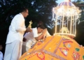 හම්බන්තොට වෙසක් මහා පෙරහැර පිංකමේදී විපක්ෂ නායක සජිත් මංගල හස්තිරාජයා කරපිට සධාතුක කරඬුව තැන්පත් කරයි! වැටුණු රට ගොඩගැනීමට සියලු දෙනාට ආරාධනා කරයි! VIDEO & PHOTOS I Sri Lanka Latest News