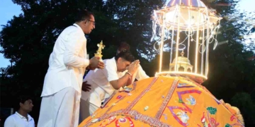 හම්බන්තොට වෙසක් මහා පෙරහැර පිංකමේදී විපක්ෂ නායක සජිත් මංගල හස්තිරාජයා කරපිට සධාතුක කරඬුව තැන්පත් කරයි! වැටුණු රට ගොඩගැනීමට සියලු දෙනාට ආරාධනා කරයි! VIDEO & PHOTOS I Sri Lanka Latest News