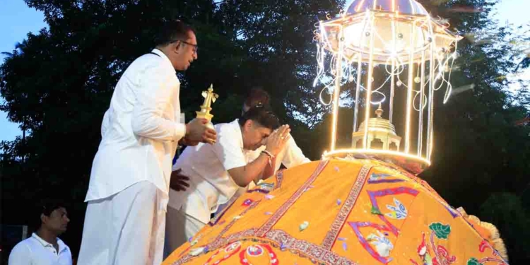 හම්බන්තොට වෙසක් මහා පෙරහැර පිංකමේදී විපක්ෂ නායක සජිත් මංගල හස්තිරාජයා කරපිට සධාතුක කරඬුව තැන්පත් කරයි! වැටුණු රට ගොඩගැනීමට සියලු දෙනාට ආරාධනා කරයි! VIDEO & PHOTOS I Sri Lanka Latest News