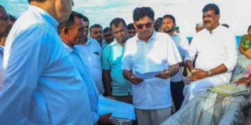 මාළු ඉන්න තැන් කියලා ෆෝන් එකට SMS එකක් එවනවා කිව්වේ නෑ! බොරු කිව්වෙ නෑ! හම්බන්තොට ගිය විපක්ෂනායක සජිත් ධීවරයන්ගේ ඇත්ත ප්රශ්න සොයා බලයි! ප්රශ්න විසදීමට මැදිහත් වන බවට පොරොන්දුවකුත් දෙයි! VIDEO & PHOTOS I Sri Lanka Latest News