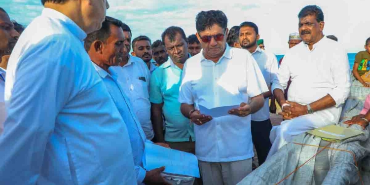 මාළු ඉන්න තැන් කියලා ෆෝන් එකට SMS එකක් එවනවා කිව්වේ නෑ! බොරු කියලා ධීවරයන් ඇන්දුවේ නෑ! හම්බන්තොට ගිය විපක්ෂනායක සජිත් ධීවරයන්ගේ ඇත්ත ප්‍රශ්න සොයා බලයි! ප්‍රශ්න විසදීමට මැදිහත් වන බවට පොරොන්දුවකුත් දෙයි! VIDEO & PHOTOS I Sri Lanka Latest News