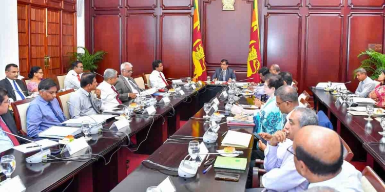 ජනාධිපති ලේකම් සියලුම අමාත්යංශ ලේකම්වරුන්ට එන්න කියයි! කරපු දේවල්.. කරන්න තියෙන දේවල් ගැන අහයි! ගිවිසුමකටත් අත්සන් ගනී! PHOTOS I Sri Lanka Latest News