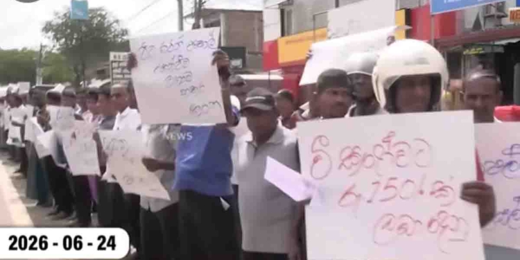 අනුරගේ ගමේ ගොවියෝ අනුරගේ ආණ්ඩුවට එරෙහිව පළමු වරට පාරට බහී! ‘ජනපති අනුරට එන්න කියාපිය.. මේවට උත්තර දෙන්න කියාපිය..’! VIDEO ! Sri Lanka Latest News