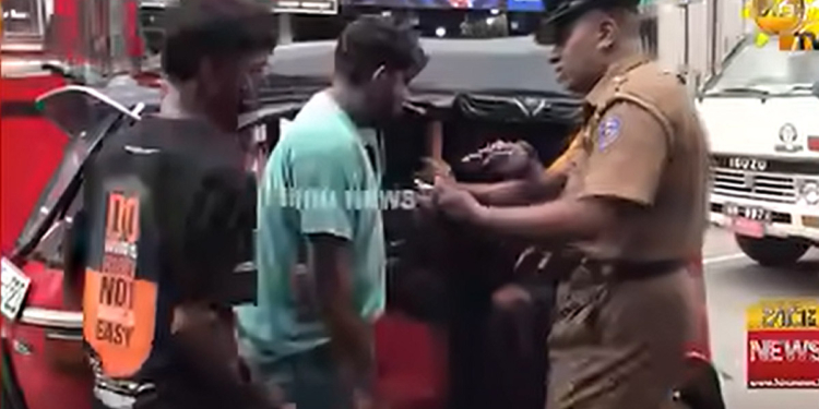 තරුණ කොල්ලන්ට මෙහෙම කරන එවුන්ට දඬුවම මොකක්ද? කුඩු පැකට් පර්ස් එකේ තිබ්බ පොලිස් නිලධාරීන්ට නීතිය ක්‍රියාත්මක වෙයිද? VIDEO I Sri Lanka Latest News