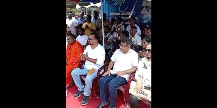 ගෝල්ෆේස් අරගලයේ වගේමයි! කොටුවේ සත්‍යග්‍රහයේත් ජාතිකාභිමානී ගීත වාදනය වෙන්න පටන් ගනී! විමල් ගම්මන්පිලලා තාලය අල්ලයි! VIDEO I Sri Lanka Latest News