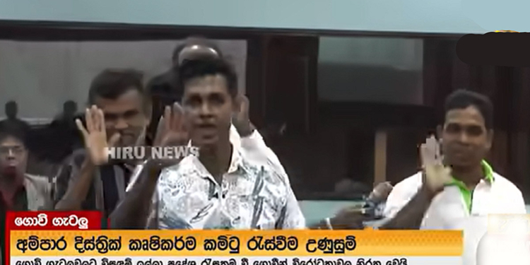 වී මිල ගැන ගොවියෝ දිස්ත්‍රික් ලේකම් එක්ක මුහුණට මුහුණ හැප්පෙයි! සාකච්ඡාවේ අලි වළියක්! VIDEO I Sri Lanka Latest News