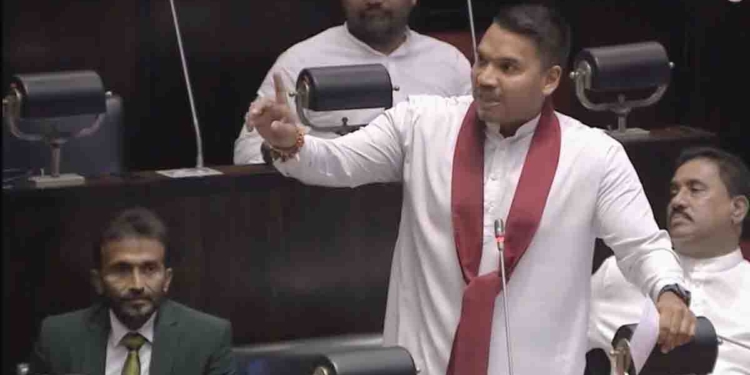 ආණ්ඩුවේ හැමෝම සලේ ගැන කතා කරද්දී නාමල් ජවිපෙ ජාතික ලයිස්තුවේ හිටපු මරාගෙන මැරෙන බෝම්බකරුවන්ගේ තාත්තා ඊබ්රහිම් ගැන කතා කරයි! I Sri Lanka Latest News