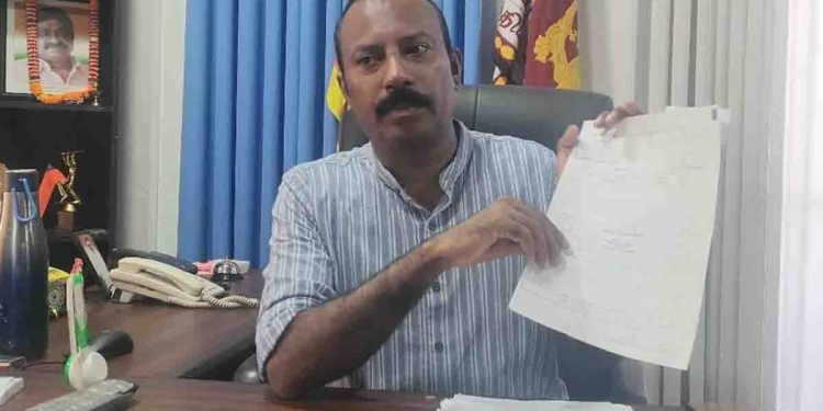 රිමාන්ඩ් භාරයේ හිටපු නුවරඑළිය සභාපතිගේ අත්සන හොරට ගහලා සභාවේ සේවකයන් 11දෙනකුට ලක්ෂ 6ක පඩි ගෙවලා! PHOTOS I Sri Lanka Latest News