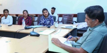 පරීක්ෂණ සමත් වෙලා එළියේ ඉන්න කණ්ඩායමක් බඳවාගෙන නෑ! කාන්තා පොලිස් කොස්තාපල්වරියන් බඳවා ගැනීමේදී ලොකු අසාධාරණයක්! අසාධාරණයට ලක්වූවන් විපක්ෂ නායක සජිත් හමුවී දුක කියයි! සාධාරණය ඉටු කරන බවට සජිත්ගෙන් පොරොන්දුවක්! VIDEO I Sri Lanka Latest News