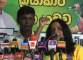 ගලෙන්බිදුණුවැවේදී තරුණ කාන්තාවක් සජබ වේදිකාව හොල්ලයි! මුලින්ම අපි සජිත්ව ජනාධිපති කරලා ඉතුරු වැඩ ටික පටන් ගමු! කාන්තාවන්ගෙන් විශේෂ ඉල්ලීමකුත් කරයි! VIDEO I Sri Lanka Latest News