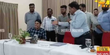 කිලිනොච්චියේදී අර්චුනා සහ මාලිමා ඇමැති චන්ද්රසේකර් ගහගන්න යයි! පොලිසිය මැදිහත් වී දෙන්නා දෙපැත්තට කරයි! VIDEO I Sri Lanka Latest News