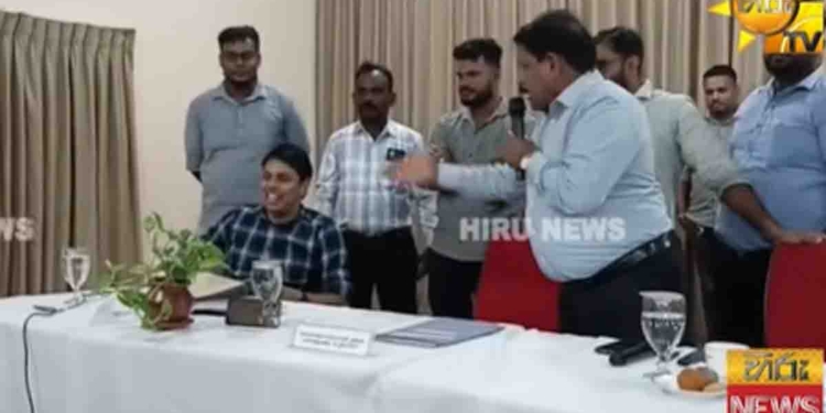 කිලිනොච්චියේදී අර්චුනා සහ මාලිමා ඇමැති චන්ද්රසේකර් ගහගන්න යයි! පොලිසිය මැදිහත් වී දෙන්නා දෙපැත්තට කරයි! VIDEO I Sri Lanka Latest News