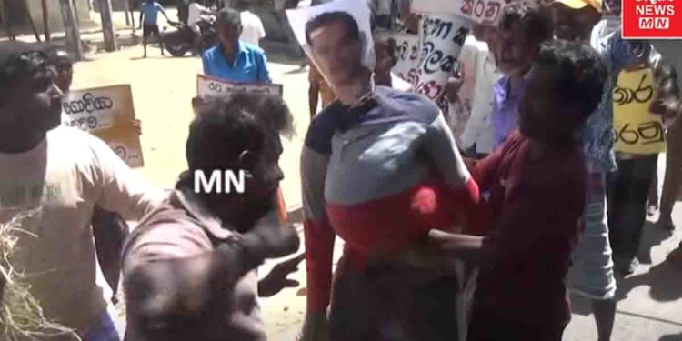 ‘ලාල්ගේ අමුඩේ ඩඩ්ලිගේ වැටේ..! රිලා මොටා අපිට එපා..!’ ඇතිමලේ ගොවීන්ට ඇති වෙයි! පඹයන්-බෝඩ් උස්සගෙන මහපාරට! VIDEO I Sri Lanka Latest News