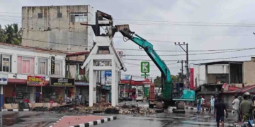 ආණ්ඩුව ප්‍රේමදාස ලකුණට බය වෙයි! ප්‍රේමදාස ලකුණ ගමෙන් අයින් කරන්න වැඩ පටන් ගනී! කරන්න වැඩ දාහක් තියෙද්දී රණසිංහ ප්‍රේමදාස ගම්උදාවෙන් දිවුලපිටියට හදපු ඔරලෝසු කණුව බැකෝ දාලා කඩා දමයි! VIDEO I Sri Lanka Latest News