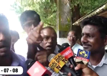 දේශපාලඥයන්ගෙන් අහනවා වගේ පැන පැන ගොවියන්ගෙන් වී වගාව ගැන ප්‍රශ්න කරන්න ගිය සිරස මාධ්‍යවේදියා ගොවියන්ගෙන් කන පැලෙන්න අහගනී! තව පොඩ්ඩෙන් ගුටිත් කනවා! VIDEO I Sri Lanka Latest News