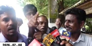 දේශපාලඥයන්ගෙන් අහනවා වගේ පැන පැන ගොවියන්ගෙන් වී වගාව ගැන ප්රශ්න කරන්න ගිය සිරස මාධ්යවේදියා ගොවියන්ගෙන් කන පැලෙන්න අහගනී! තව පොඩ්ඩෙන් ගුටිත් කනවා! VIDEO I Sri Lanka Latest News