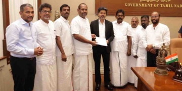 උතුරේ මන්ත්රී ගජේන්ද්ර තමිල්නාඩුවට ගිහින් මහඇමැති තලපති විජේ හමුවෙයි! ෆෙඩරල් විසඳුම-මානව හිමිකම් ප්රශ්න-ජාත්යන්තර පරීක්ෂණයක් ගැන කතා කරයි! ලියුමකුත් බාරදෙයි! I Sri Lanka Latest News