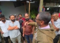 අනවසර කඩ කඩන්න යද්දී හැටන් උණුසුම් වෙයි! මූණු බලලා කඩ කඩන බවට කඩහිමියන්ගෙන් චෝදනා! විපක්ෂයේ මන්ත්රීවරුන්ගේ සහායත් කඩහිමියන්ට! PHOTOS I Sri Lanka Latest News