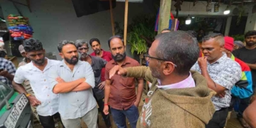 අනවසර කඩ කඩන්න යද්දී හැටන් උණුසුම් වෙයි! මූණු බලලා කඩ කඩන බවට කඩහිමියන්ගෙන් චෝදනා! විපක්ෂයේ මන්ත්රීවරුන්ගේ සහායත් කඩහිමියන්ට! PHOTOS I Sri Lanka Latest News