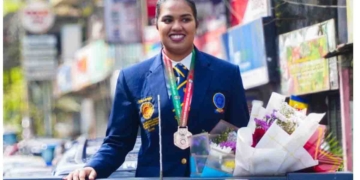 ගිනිගත්හේනට ජාත්‍යන්තර මට්ටමේ කීර්තියක් අරන් ආ හෙසලිට ගමම ආචාර කරපු හැටි! PHOTOS I Sri Lanka Latest News