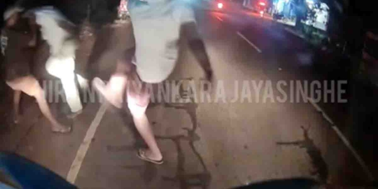 මුන්දලමේ බස් චණ්ඩි ටිකක් ත්‍රීවීල් එකක ඇවිත් බස් එකක් හරස් කොට රියැදුරෙකුටයි කොන්දොස්තරටයි දරුණු විදිහට ගහලා! පැමිණිලි කළත් පොලිසිය තවම කවුරුවත් අත්අඩංගුවට අරන් නෑ! මීට කලිනුත් මේ බස් චණ්ඩි මේ විදිහටම මිනිස්සුන්ට ගහලාලු! I Sri Lanka Latest News