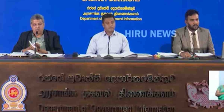 නීතීඥ සංගමයේ සභාපති කියනවා ජනමත විචාරණයකට යන්න වෙයි කියලා! අධිකරණ ඇමැතියි සෞඛ්‍ය ඇමැතියි කියනවා ජනමත විචාරණයකට යන්න ඕන නෑ කියලා! බලමු කව්රු කියන එක හරි යයිද කියලා! VIDEO I Sri Lanka Latest News