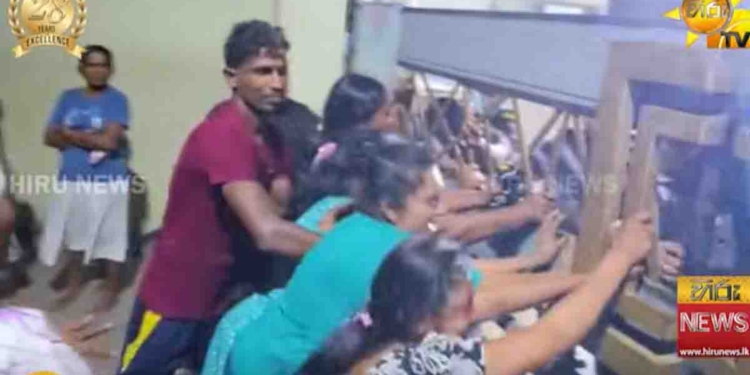 මීගමු බන්ධනාගාර ගැටුමේ දෙවන කොටස මීගමු රෝහලේ ගේට්ටුව අසලදී! තුවාල ලැබූ රැඳවියන්ගේ ඥාතීන් ඇවිස්සෙයි! ගේට්ටු කඩන්න හදයි! VIDEO I Sri Lanka Latest News
