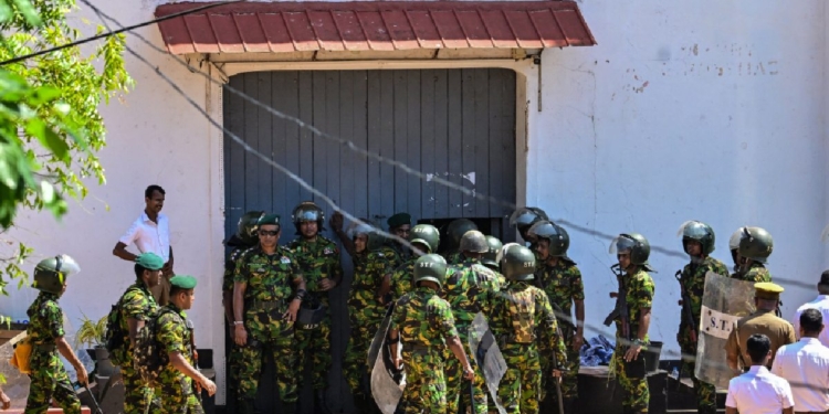 මීගමුව හිර ගෙදර ගිනිගත්ත හැටි! ඉරිදා රෑ මොකද වුණේ? සඳුදා උදේ කවුද ආවේ? කවුද කාටද ගැහුවේ? කවුද වෙඩි තිබ්බේ? ඉස්පිරිතාලෙ කතාව! Sri Lanka Latest News