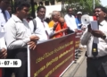 ගොවියොත් මහ පාරේ! ටයි දාගෙන ඉන්න විධායක නිලධාරියොත් මහ පාරේ! VIDEO I Sri Lanka Latest News