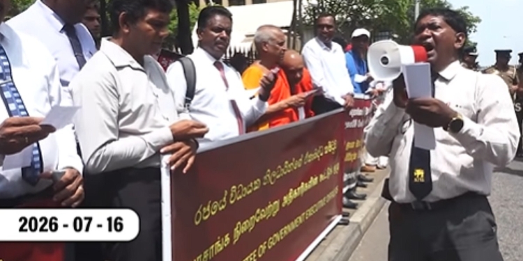 ගොවියොත් මහ පාරේ! ටයි දාගෙන ඉන්න විධායක නිලධාරියොත් මහ පාරේ! VIDEO I Sri Lanka Latest News
