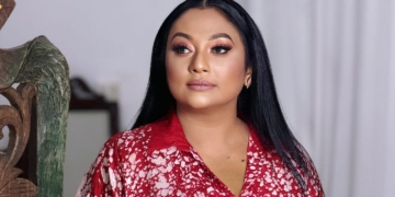 මට මගේම කියන උන් වළ කැපුවා…! දමිතගෙ දැන් ඉමේජ් නැහැ ගන්න එපා ෆිල්ම් එක වැටෙයි…! දමිතට ආයේ ඔළුව උස්සන්න ඉඩ දෙන්න එපා…! ලක් අම්මා කියලා මට පහර ගැහුවා…! ඒත් මං වැටුණේ නැහැ…! දේශපාලනය දැන් මට තිත්ත වෙලා…! ඕවා බොරු.. බෙන්ස් ගත්තේ ගෙවල් හැදුවේ මගේම සල්ලිවලින්…! දමිතා අබේරත්නව බිමට ඇදලා දාන්න තවම කාටවත් බැරි වුණා…! දමිතා අබේරත්න I Sri Lanka Latest News