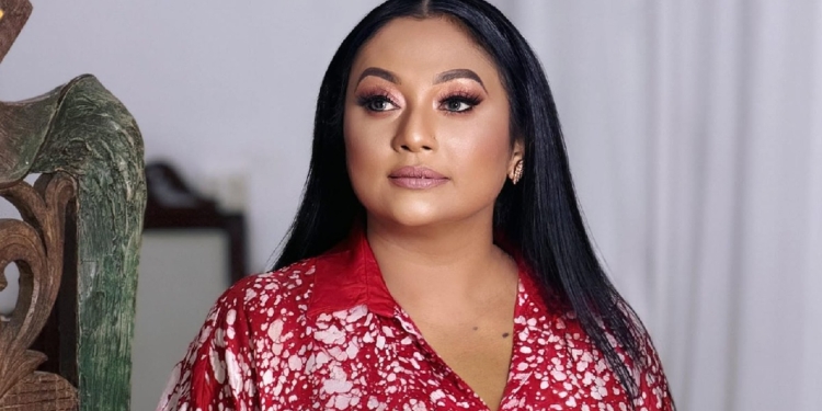 මට මගේම කියන උන් වළ කැපුවා…! දමිතගෙ දැන් ඉමේජ් නැහැ ගන්න එපා ෆිල්ම් එක වැටෙයි…! දමිතට ආයේ ඔළුව උස්සන්න ඉඩ දෙන්න එපා…! ලක් අම්මා කියලා මට පහර ගැහුවා…! ඒත් මං වැටුණේ නැහැ…! දේශපාලනය දැන් මට තිත්ත වෙලා…! ඕවා බොරු.. බෙන්ස් ගත්තේ ගෙවල් හැදුවේ මගේම සල්ලිවලින්…! දමිතා අබේරත්නව බිමට ඇදලා දාන්න තවම කාටවත් බැරි වුණා…! දමිතා අබේරත්න I Sri Lanka Latest News