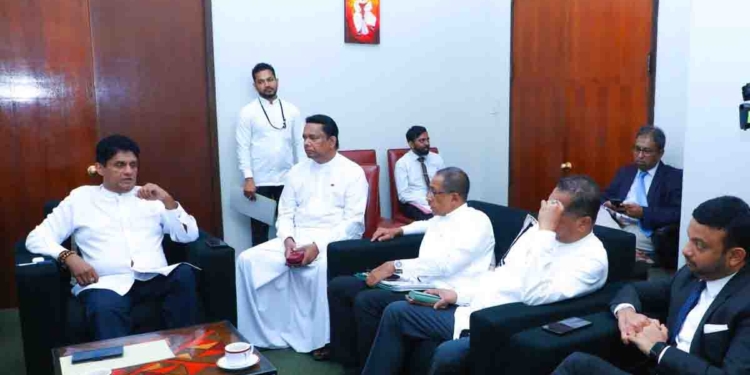 අධිකරණය ගැන ඉල්ලූ විවාදයට ආණ්ඩුවෙන් බාධා! විපක්ෂනායක සජිත්ගේ ප්‍රධානත්වයෙන් විපක්ෂයේ පක්ෂ නායකයන් පාර්ලිමේන්තුවේදී හදිසියේ රැස්වෙයි! VIDEO & PHOTOS I Sri Lanka Latest News