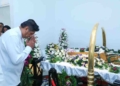 විපක්ෂනායක සජිත් බන්ධනාගාර ගැටුමින් දිවි අහිමි වූ නිලධාරී චන්ද්රවංශගේ දේහයට අවසන් ගෞරව දක්වන්න තලාහේනට යයි! VIDEO & PHOTOS I Sri Lanka Latest News