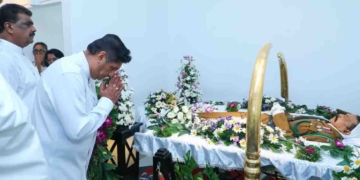 විපක්ෂනායක සජිත් බන්ධනාගාර ගැටුමින් දිවි අහිමි වූ නිලධාරී චන්ද්‍රවංශගේ දේහයට අවසන් ගෞරව දක්වන්න තලාහේනට යයි! VIDEO & PHOTOS I Sri Lanka Latest News